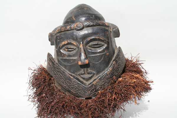 KUBA( gr. masque ) , d`afrique : rep.dem.Congo, statuette KUBA( gr. masque ) , masque ancien africain KUBA( gr. masque ) , art du rep.dem.Congo - Art Africain, collection privées Belgique. Statue africaine de la tribu des KUBA( gr. masque ) , provenant du rep.dem.Congo, 1421/1103.Très ancien masque Kuba:il ressemble au masque moshambwooy,du nom de LAPUKPUK,mais il est complètement en bois.Le visage,face plate,le pourtour est garni de dessin de cauris surtout la partie inférieure qui est élargie en mâchoire,à l
